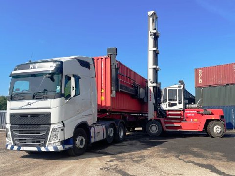 S Jones Transport усиливает свой парк новым контейнерным погрузчиком Svetruck