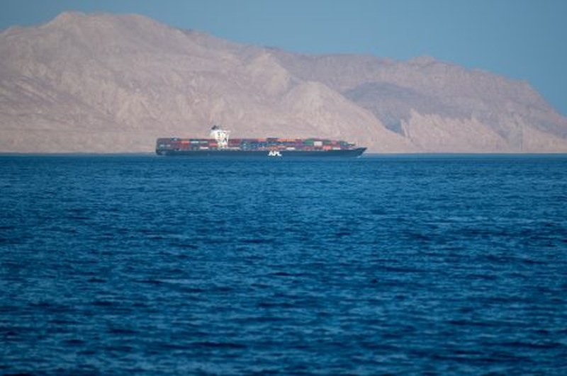 IMO приостановила эвакуацию моряков из Ормузского пролива после обстрела судна у берегов Омана