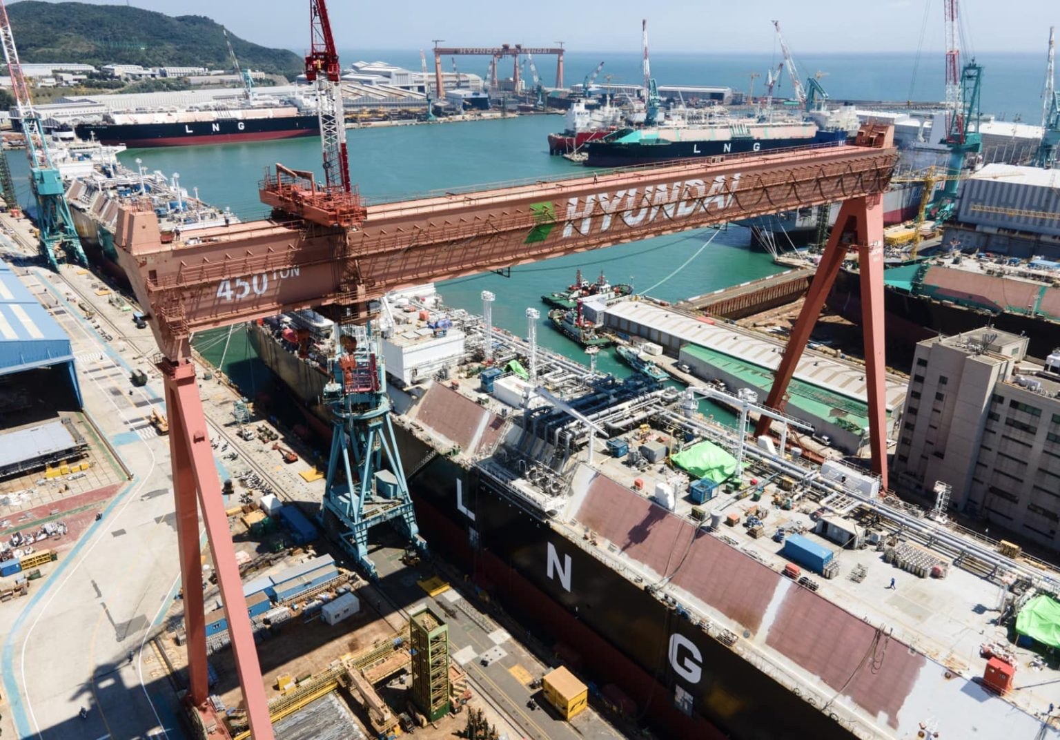 HD Hyundai Heavy Industries получил крупные заказы на строительство плавучего регазификационного терминала и СПГ-танкера